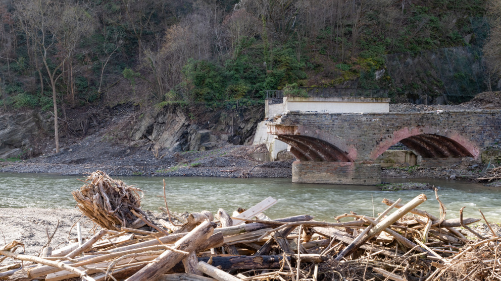 Zerstörte Brücke im Ahrtal: Die Bewältigung von Krisen wie einer Flutkatastrophe steht und fällt auch mit der richtigen Krisenkommunikation. 