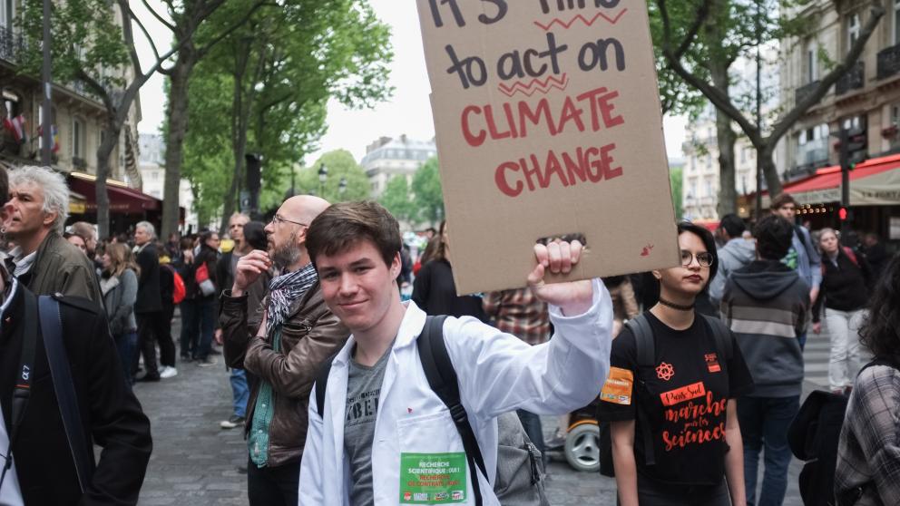 Democratic participation benefits efforts to protect the climate. In response to growing hostility towards science, people in Paris and other cities took to the streets in the March for Science to demonstrate for academic freedom on 22 April 2017. © Augustin Le Gall/HAYTHAM-REA/laif Democratic participation benefits efforts to protect the climate. In response to growing hostility towards science, people in Paris and other cities took to the streets in the March for Science to demonstrate for academic freedom on 22 April 2017. © Augustin Le Gall/HAYTHAM-REA/laif